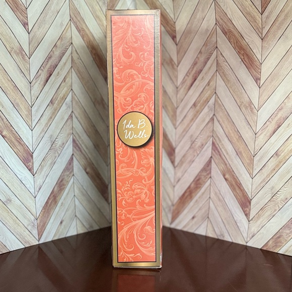 Barbie Signature-Inspiring Women’s Series “Ida B. Wells” Collector doll - Picture 4 of 6